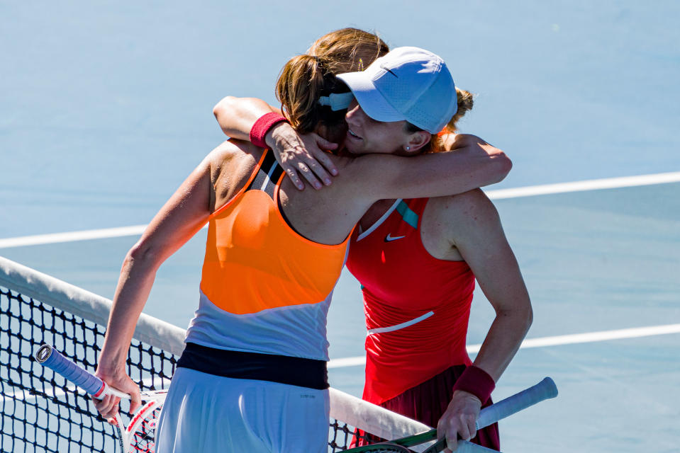 Alize Cornet ja Simona Halep halaavat verkolla