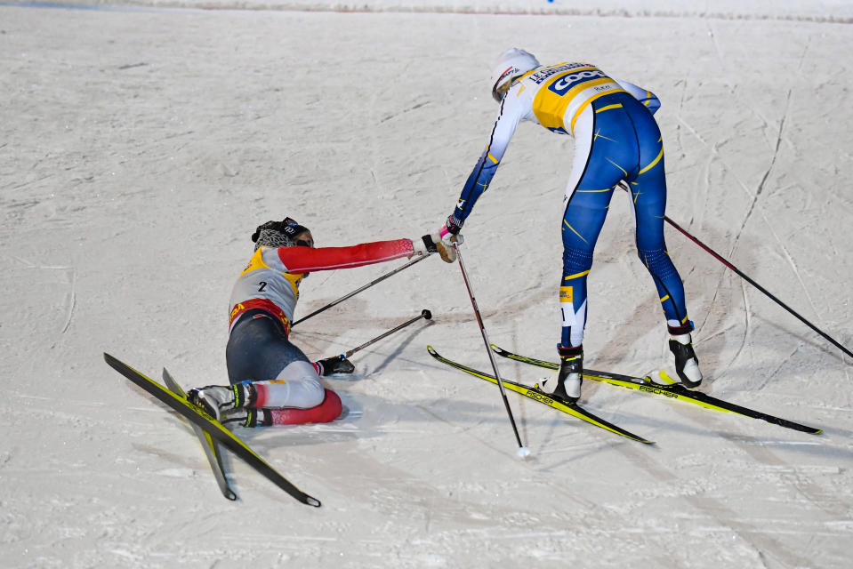 Therese Johaug ja Frida Karlsson Rukan maalialueella tsemppaamassa toisiaan.