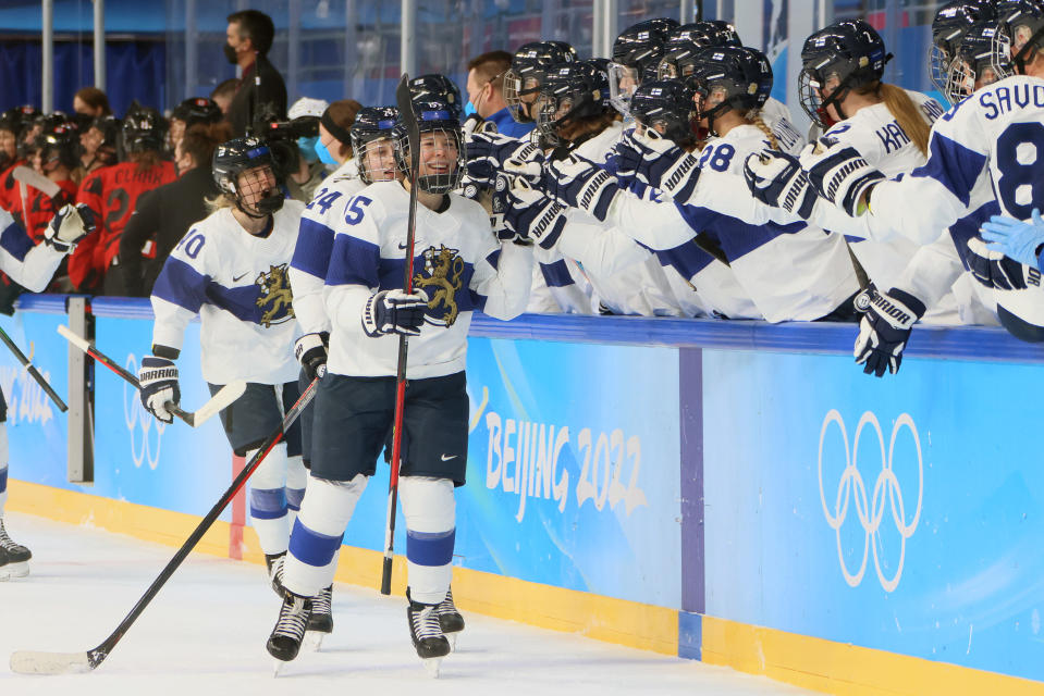 Minttu Tuominen ja muut Naisleijonien pelaajat juhlivat 1–2-kavennusmaalia Kanadaa vastaan Pekingin olympialaisissa.