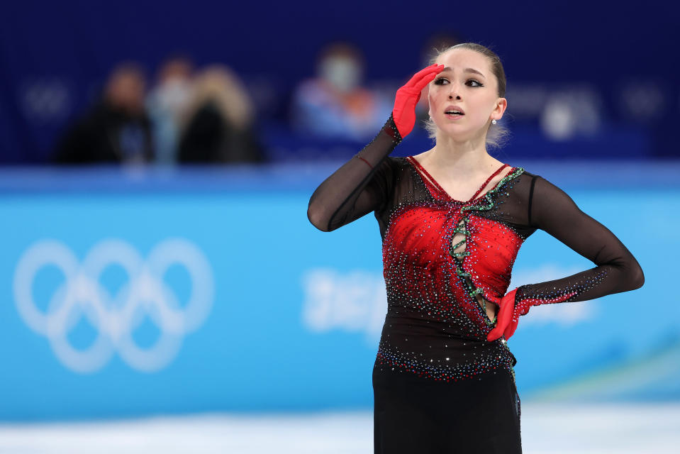 Kamila Valijeva pyyhkii otsaansa.
