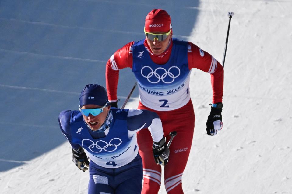 Iivo Niskanen ja Aleksandr Bolshunov yhdistelmäkilpailun perinteisen osuudella.