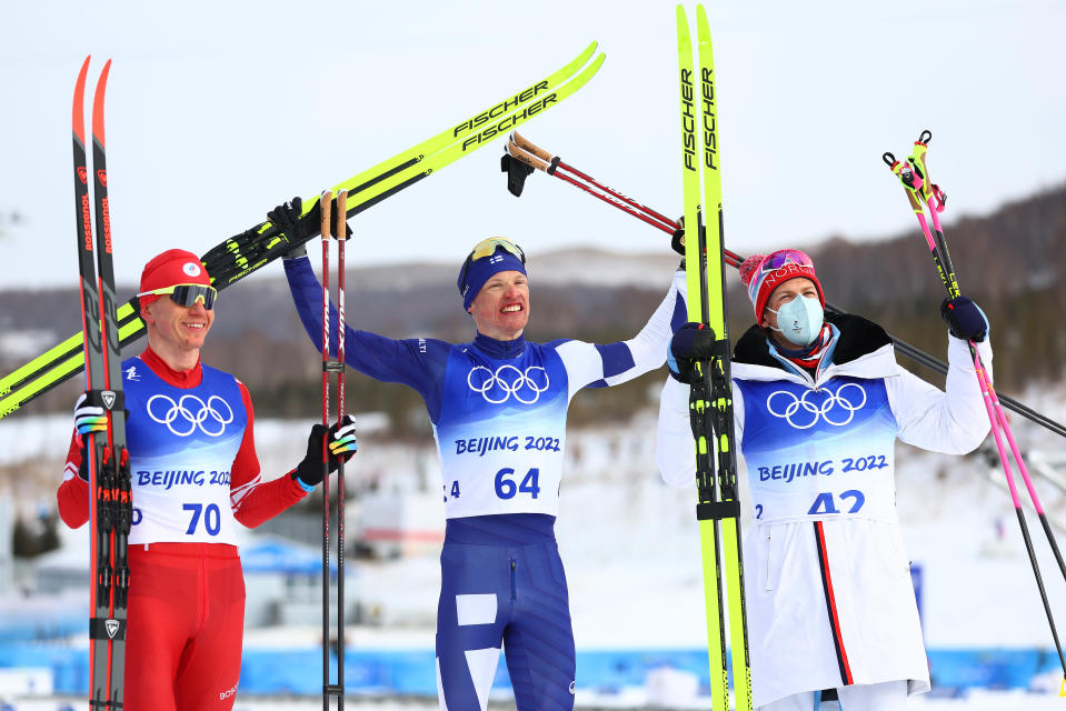 Iivo Niskanen (keskellä) otti olympiakultaa, Aleksandr Bolshunov (vas.) oli toinen ja Johannes Hösflot Kläbo kolmas.