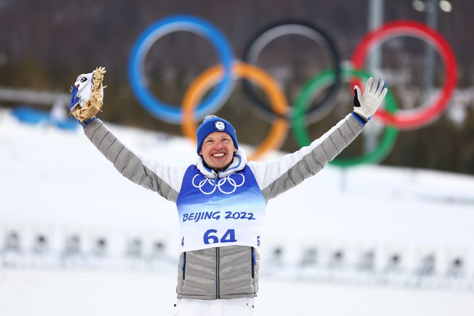 Iivo Niskanen tuulettaa olympiavoittoa.