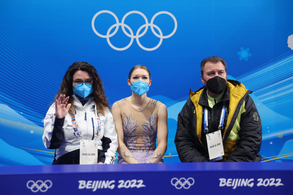 Jenni Saarinen (keskellä) valmentajiensa Minna Järvisen ja Michael Huthin kanssa.