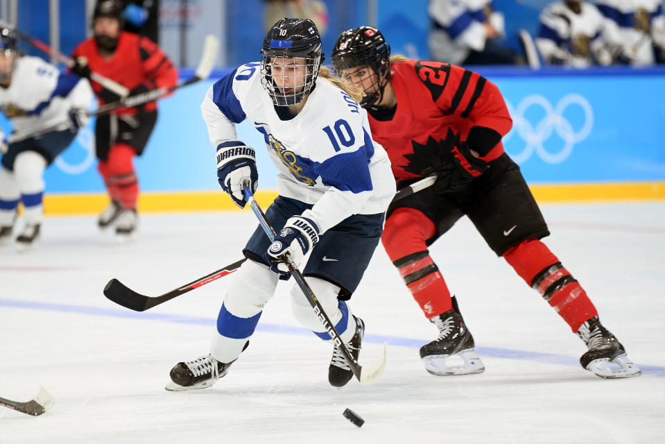 Naisleijonien Elisa Holopainen Kanada-ottelussa Pekingin olympialaisten alkulohkossa.