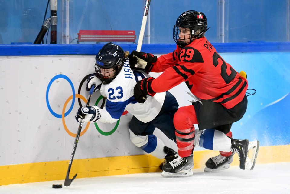 Kanadan kapteeni Marie-Philip Poulin taklaa Suomen Sanni Hakalaa naisten jääkiekko-ottelussa Pekingin olympialaisissa.