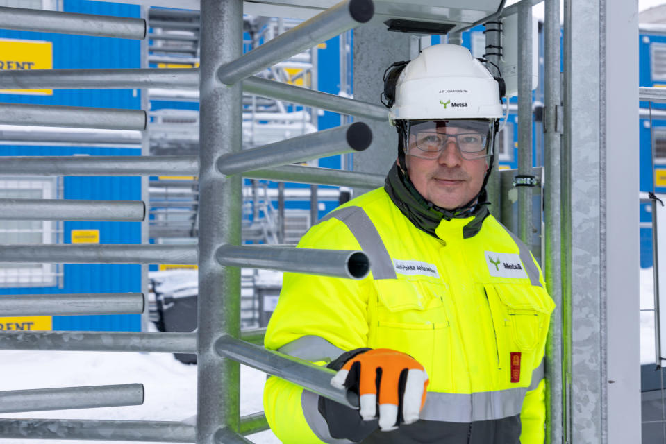 Metsä Fibren Kemin biotuotetehtaan projektijohtaja Jari-Pekka Johansson tehtaan työmaalla helmikuussa 2022