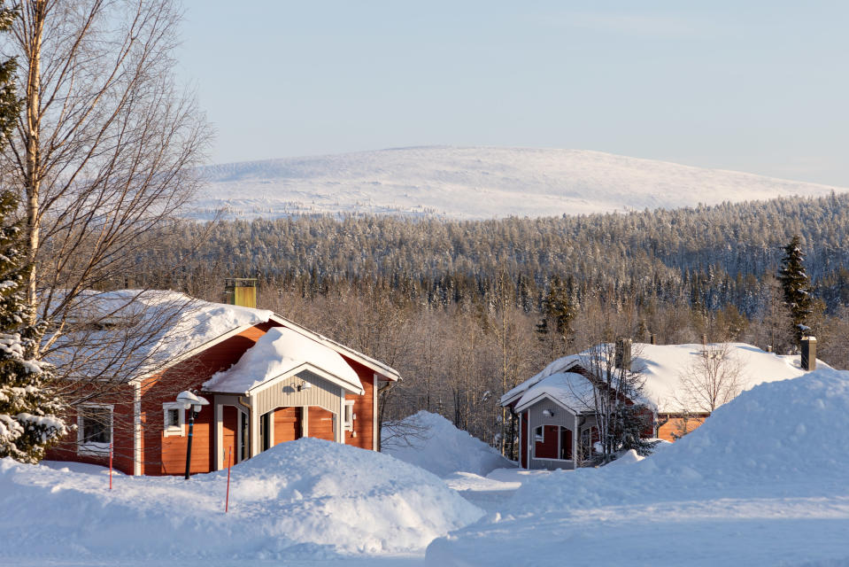 Ylläs Huminan mökkejä tunturimaisemassa