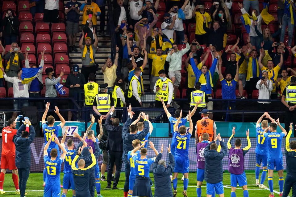 Ukrainan pelaajat kiittivät faneja kannustuksesta jalkapallon EM-kisoissa kesällä 2021.