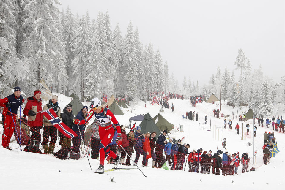 Therese Johaug hiihtää vuonna 2011 Oslon MM-kisojen 10 kilometrin kisassa.