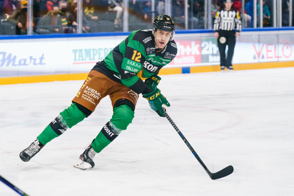 Marko Anttila luistelee Ilves-nutussa.