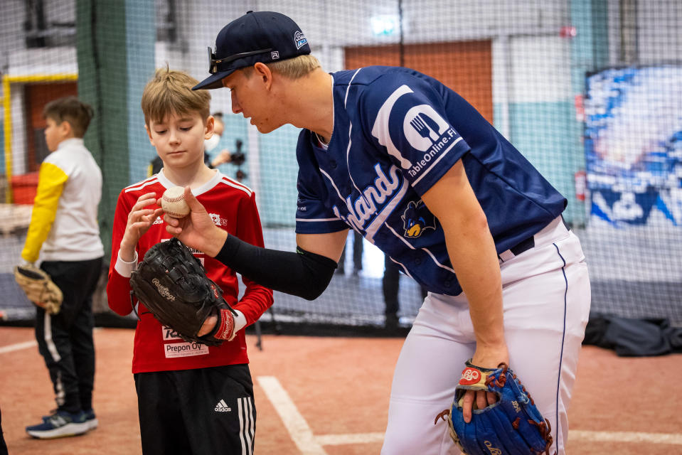 Konsta Kurikka neuvoo Porilaista Iivo Mäkelää kuinka Baseballissa syötötetään Espoon Kara-hallissa
