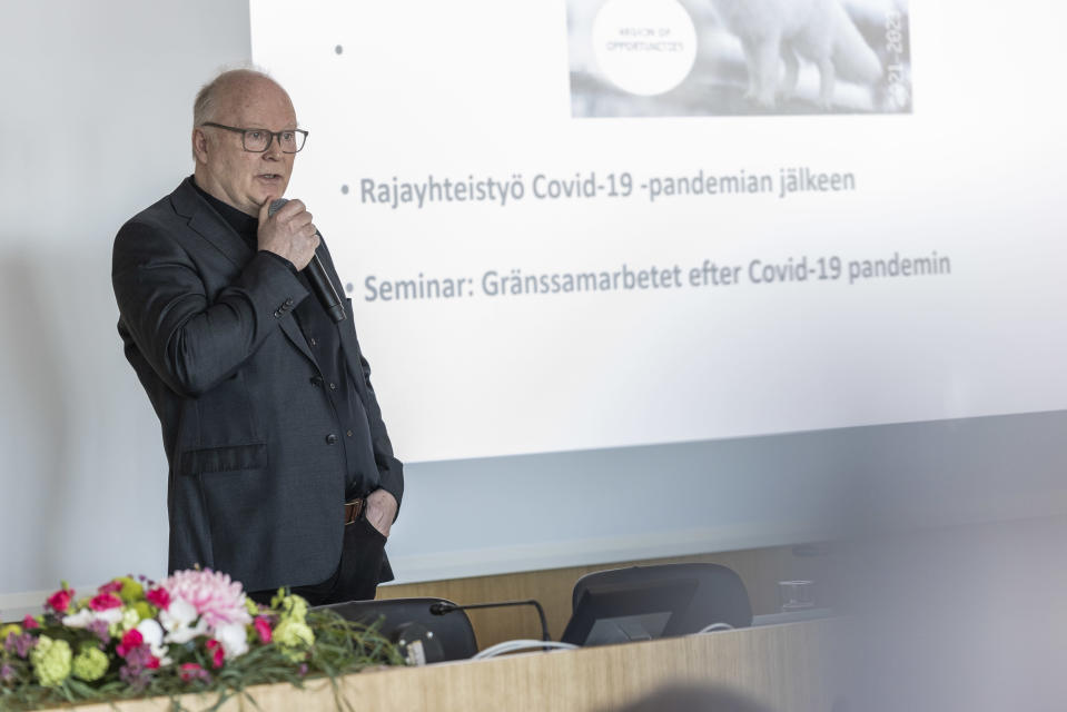 Norrbottenin kauppakamarin projektijohtaja Robert Forsberg puhuu rajayhteistyöseminaarissa Torniossa.