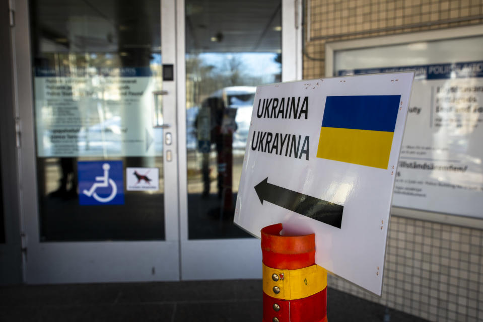 kyltti joka opastaa Ukrainasta sotaa panneita ihmisiä Pasilan poliisitalon edustalla