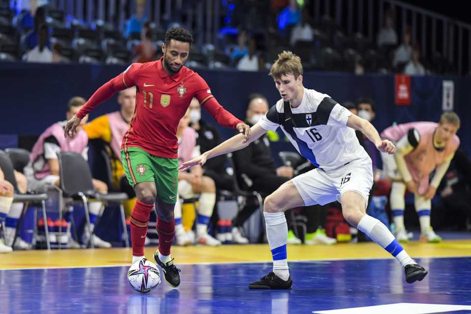 Suomen Henri Alamikkotervo prässää Portugalin Pany Varelaa futsalin EM-kisoissa 2022.