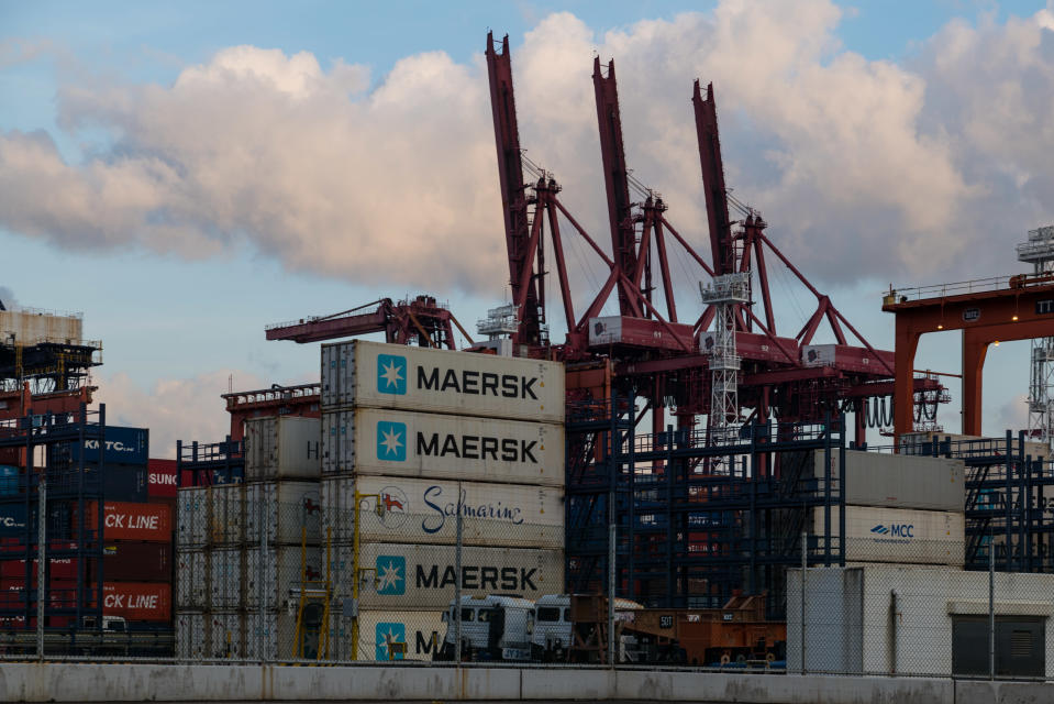 Maerskin kontteja päällekkäin satamassa Hong Kongissa.