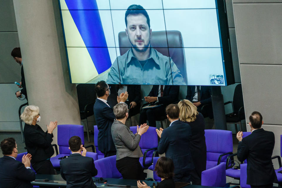 Ukrainan presidentti Volodymyr Zelenskyi puhui 17.3. Saksan valtiopäiville videoyhteydellä.