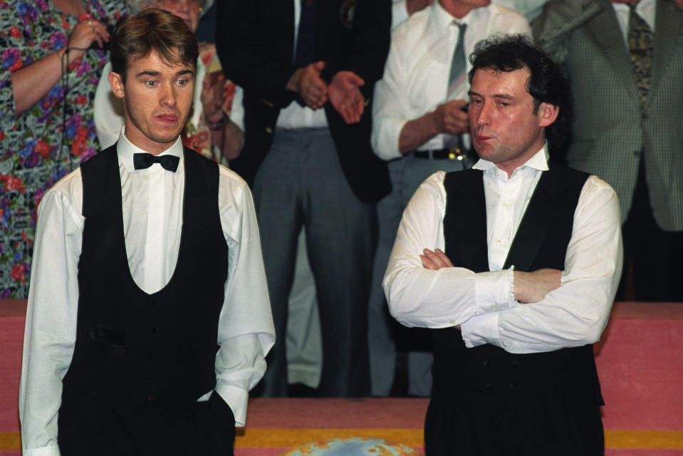 Viimeistä kertaa White (oik.) esiintyi finaalissa vuonna 1994, jolloin Stephen Hendry (vas.) oli parempi erin 18–17.