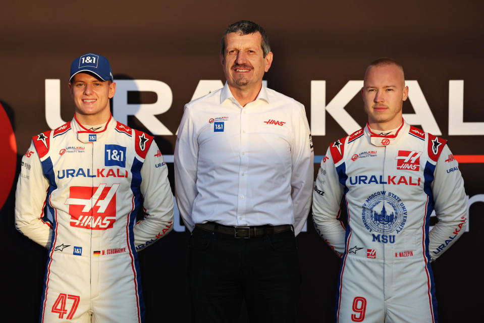 Günther Steiner (kesk.), Mick Schumacher (vas.) ja Nikita Mazepin poseerasivat F1-talli Haasin promootiokuvissa helmikuussa 2022.