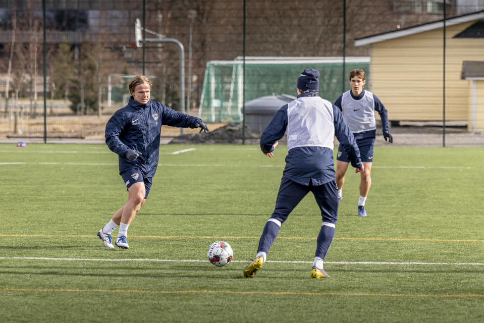 Jalkapalloilija Petteri Forsell kuvattuna Turussa 30.3. 2022.