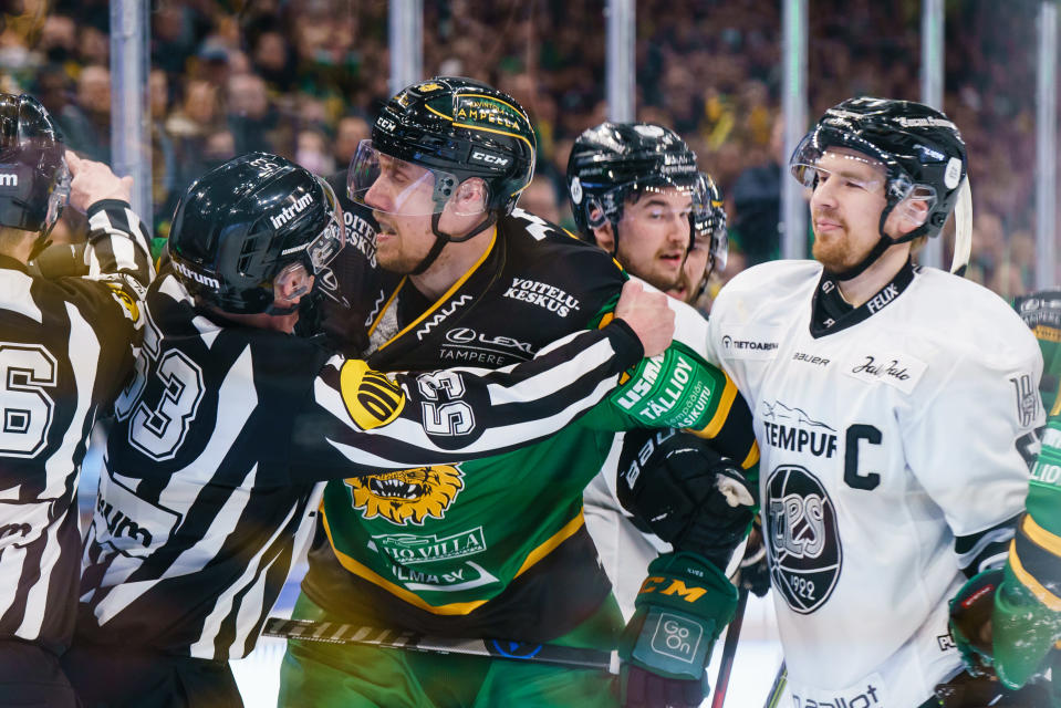 Marko Anttila tulistui SM-liigan ensimmäisessä välieräpelissä. TPS:n kapteeni Juhani Jasu hymähteli Ilveksen konkarille.