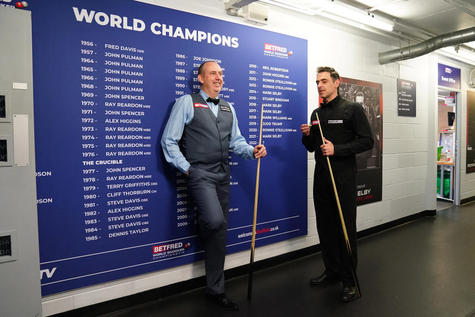 Mark Williams ja Ronnie O'Sullivan kuvattuna Crucible-teatterin mestarien seinän edessä ennen kuulutusta areenalle.