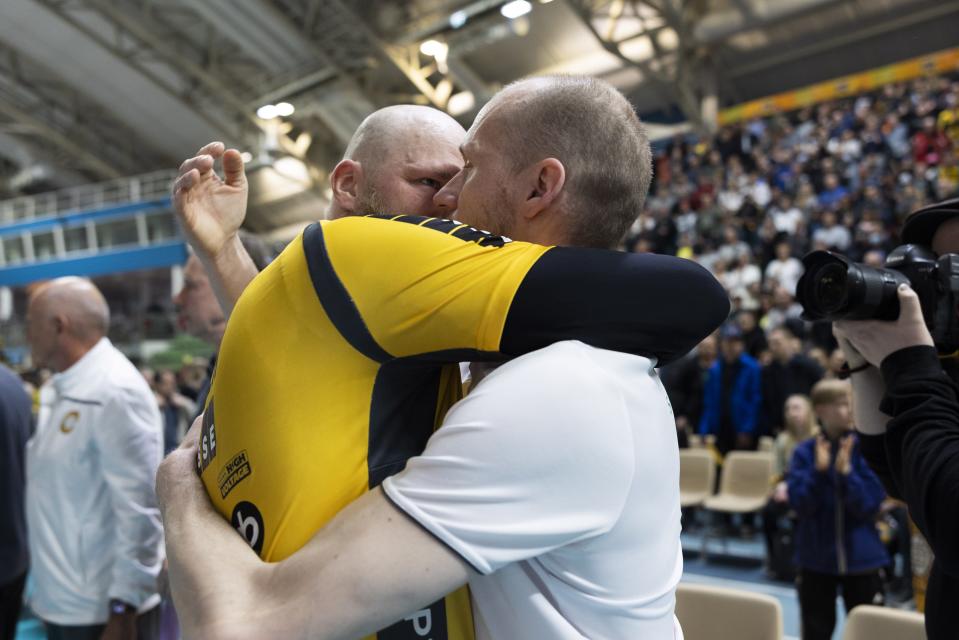 savo Volleyn kapteeni Antti Siltala ja valmentaja Timo Tolvanen halaavat.
