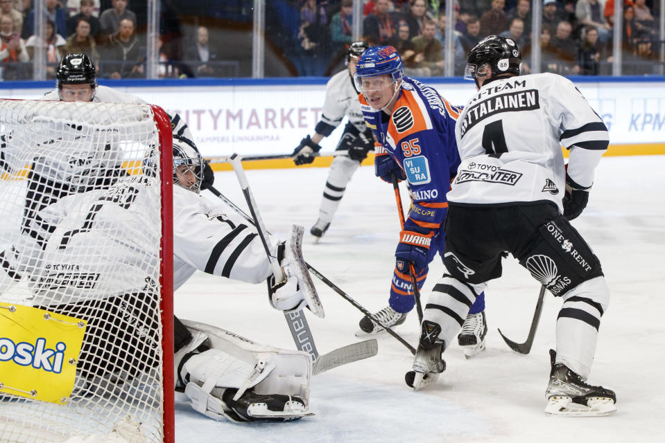 Veli-Matti Savinainen vei Tapparan 1-0-johtoon.