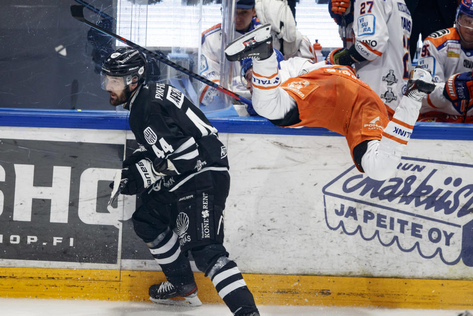 Waltteri Merelä joutui Niklas Arellin taklauksen kohteeksi.