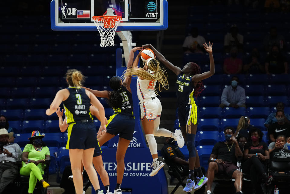 Awak Kuier blokkaamassa Connecticut Sunin DiJonai Carringtonin korintekoyritystä viime syyskuun WNBA-ottelussa.