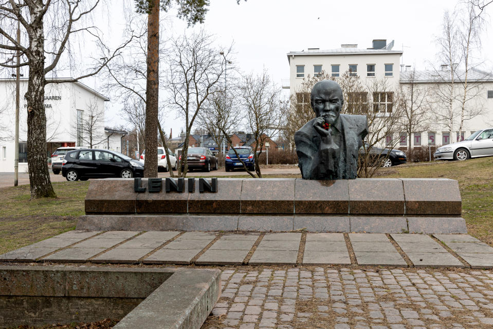Kotkassa sijaitseva Leninin patsas on Vladimir Leninin muistomerkki, jonka on veistänyt virolainen kuvanveistäjä Matti Varik. Rintakuvassa Lenin nojaa oikeaan käteensä ja katsoo eteenpäin. Vasen käsi puuttuu.