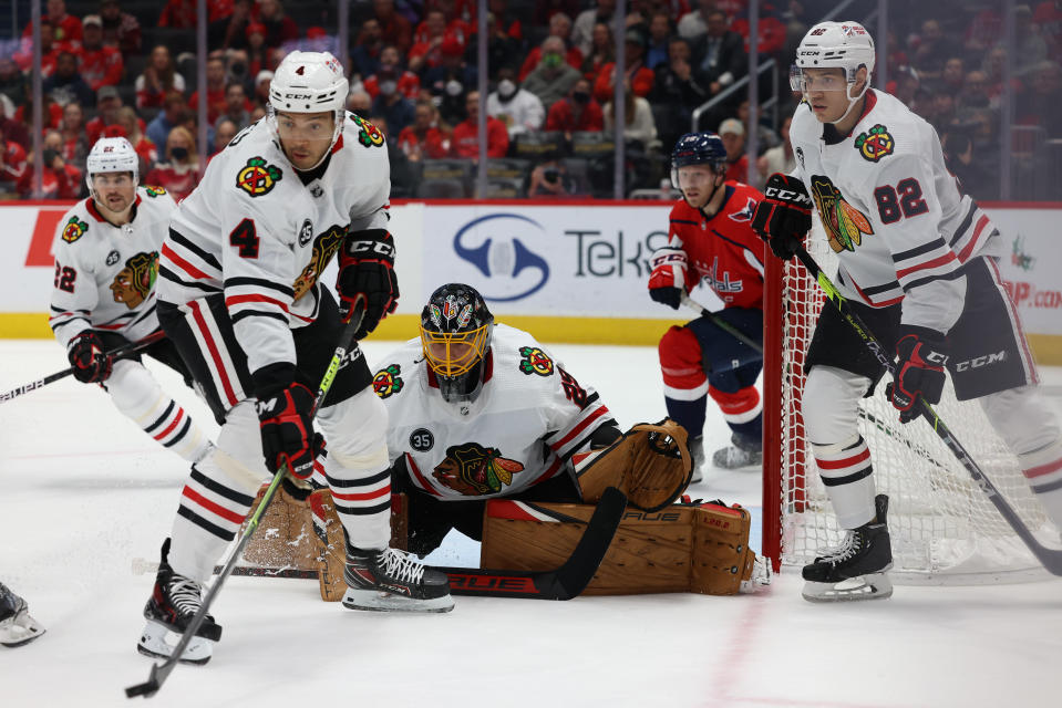 Seth Jones (4) ja Caleb Jones (82) pelaavat Chicagon takalinjoilla.