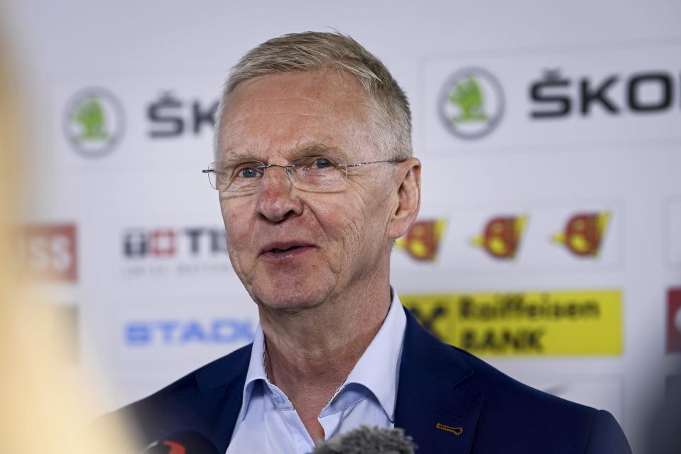 Kari Jalonen hymy huulillaan.