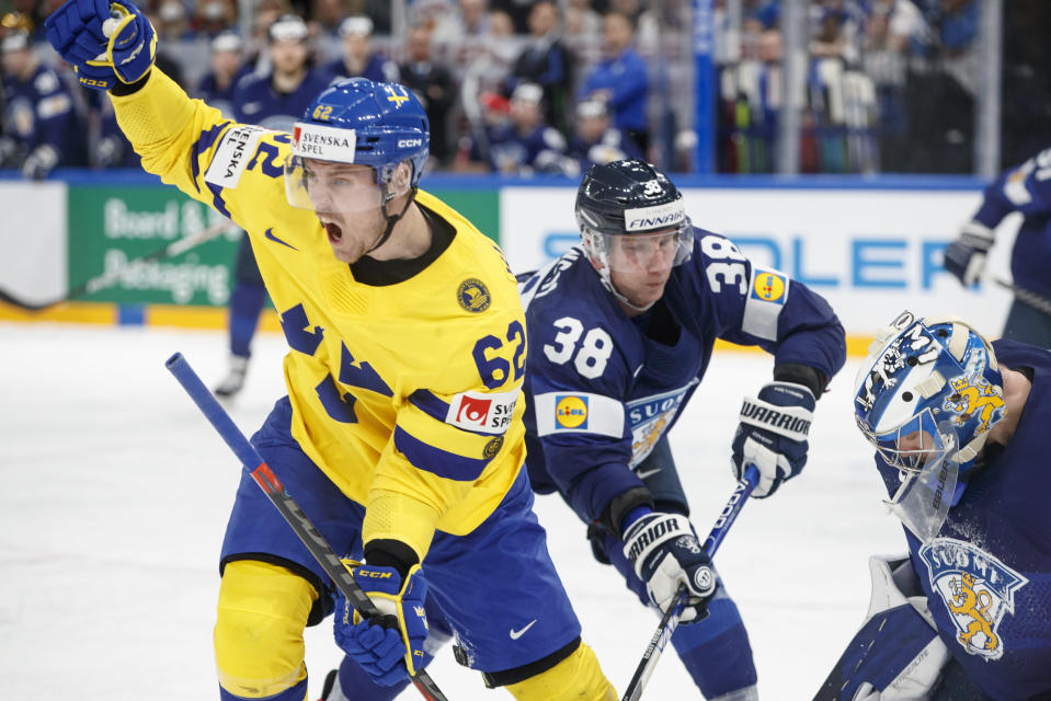 Ruotsin Joel Kellman ja Suomen Juuso Hietanen MM-kisojen ottelussa.