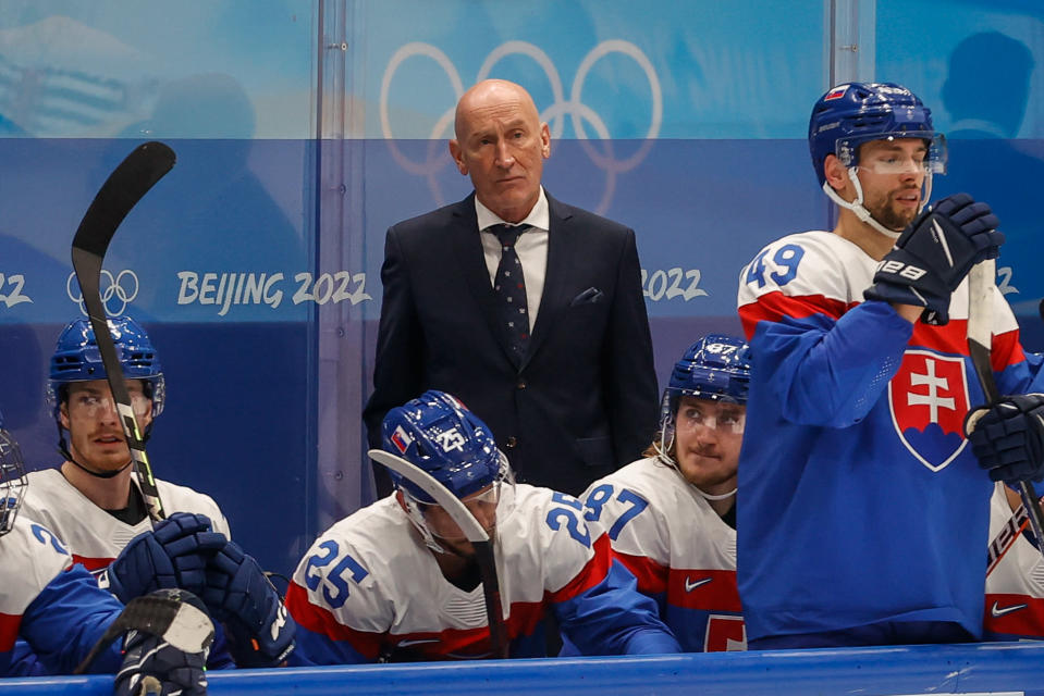 Slovakian päävalmentaja Craig Ramsay penkin takana Pekingin olympialaisissa.