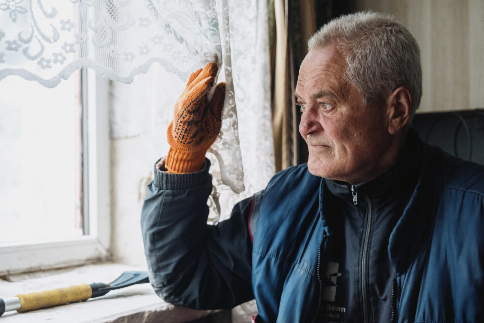 Mies XX on jäänyt taloon pitämään huolta asunnoista Kutuzivkan kylässä Harkovan luoteispuolella.