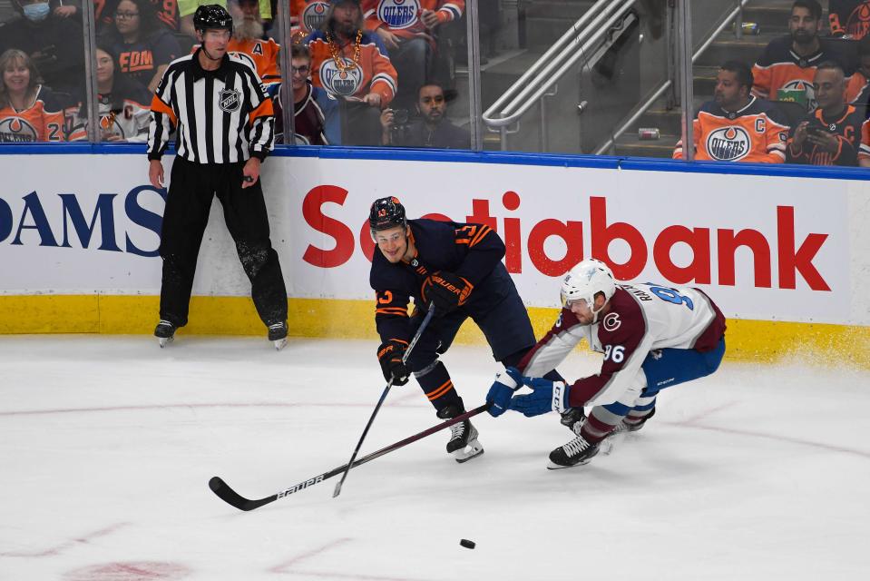 Jesse Puljujärvi och Mikko Rantanen i en duell på isen.