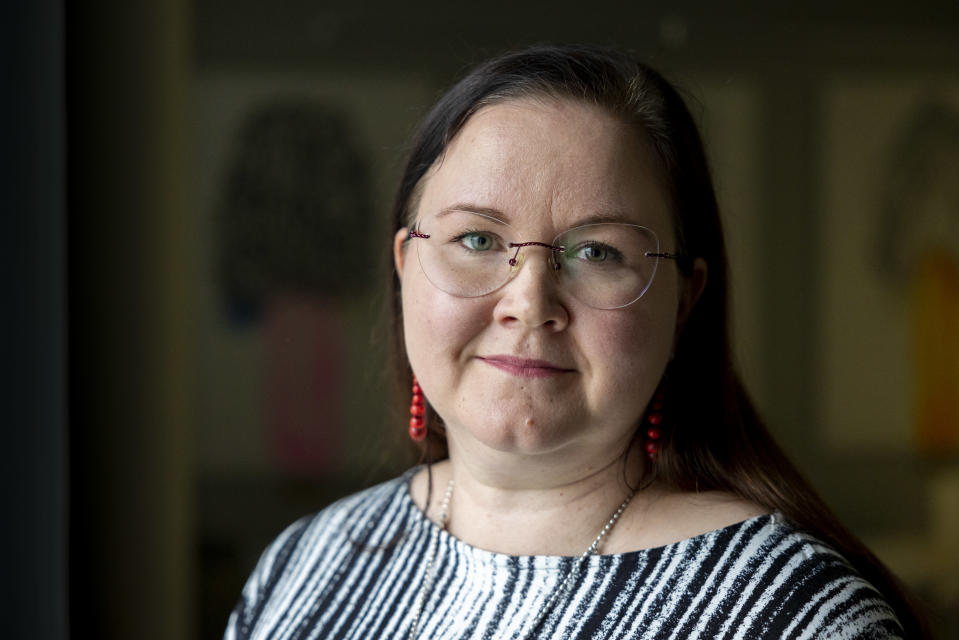 Jenni Valkama katsoo kameraan.