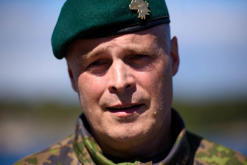 Potrettikuva suomalaisesta kommodorista.