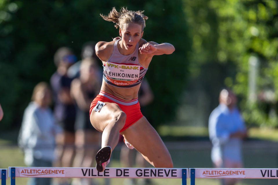 Viivi Lehikoinen 400 metrin aitajuoksukilpailussa Sveitsin Genevessä.