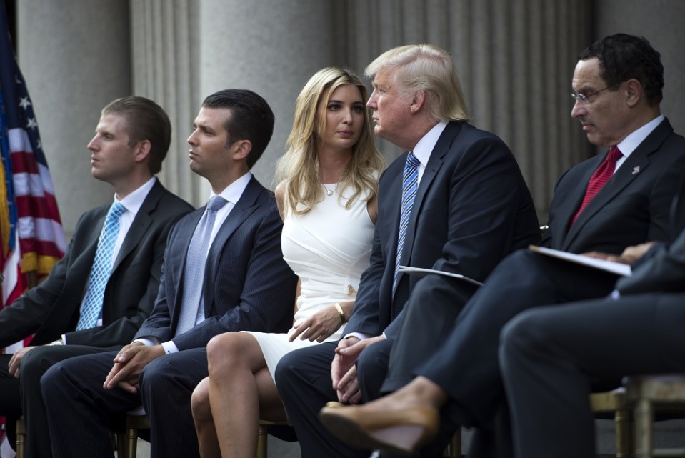Koko perhe istuu rinnakkain. Ivanka ja Donald keskustelevat keskenään.