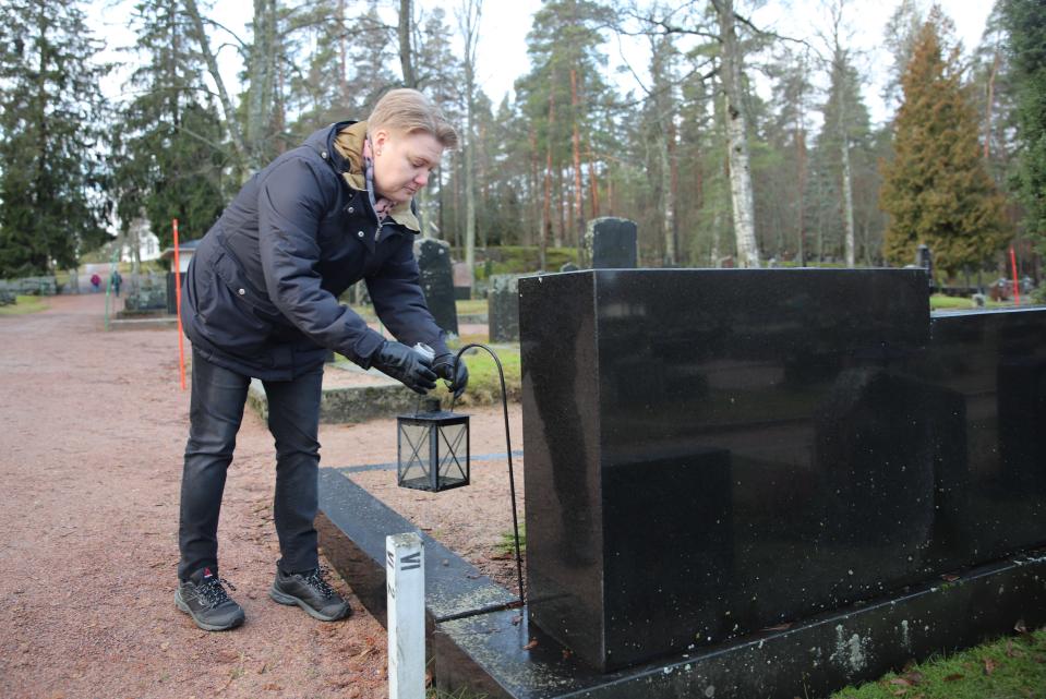 puutarhuri asentaa lyhtyä
