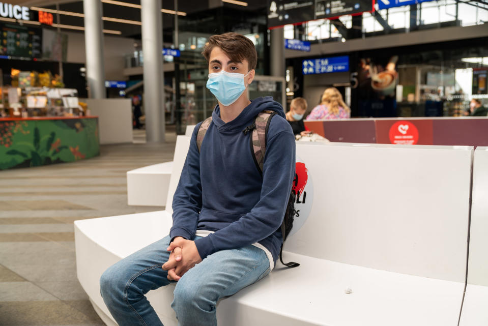 Seif Sayed istuu kauppakeskus Triplan aulassa.
