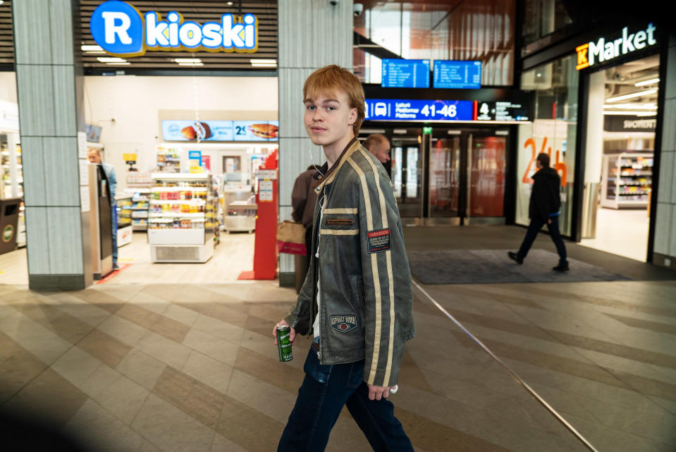 Amos Laaksonen kiiruhtaa Pasilan juna-asemalle.