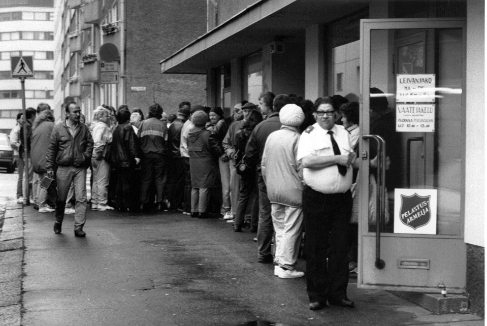 Pelastusarmeija jakaa leipää Castreninkadulla Kalliossa 6. lokakuuta 1993.