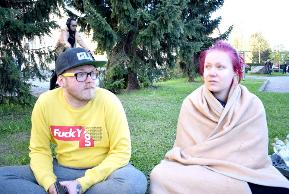 Keskuskartanon tulipalosta evakuoidut Jan-Eric Fröjdahl ja Amanda Saarinen