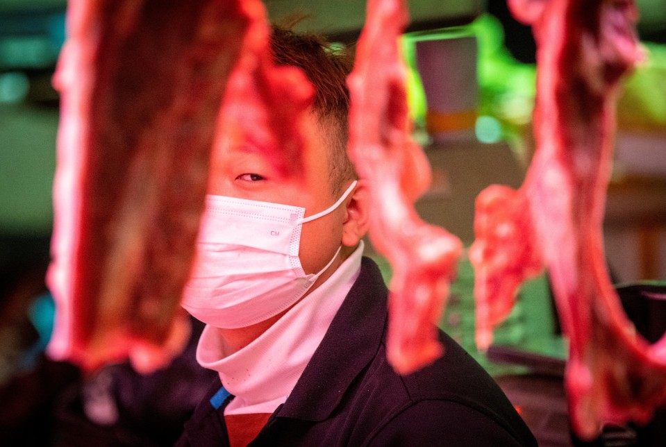 Lihakauppias oli varustautunut suojamaskilla ruokatorilla Guangzhoussa helmikuussa.