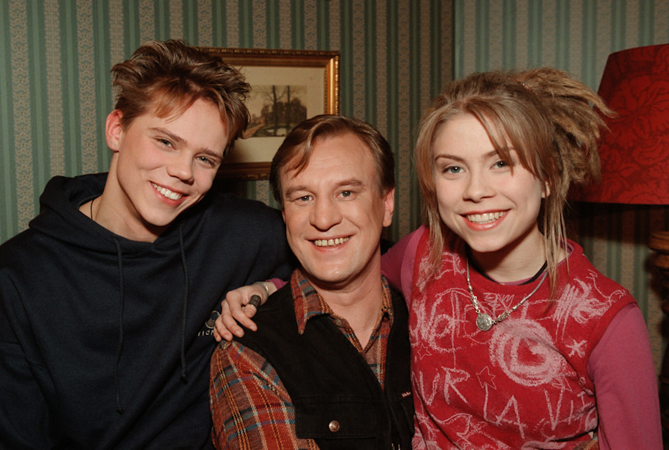 Salattujen elämien hahmot Kalle, Ismo ja Miia Laitela vuonna 1999.