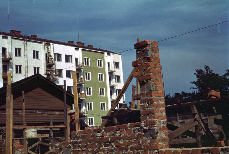 Amurissa maalataan taloa 1950-luvulla