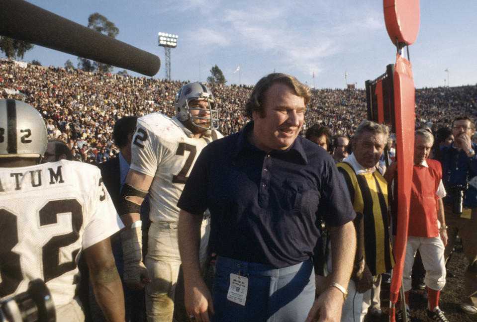 Päävalmentaja John Madden ja Oakland Raiders juhlivat Super Bowlin voittoa 9.1.1977.